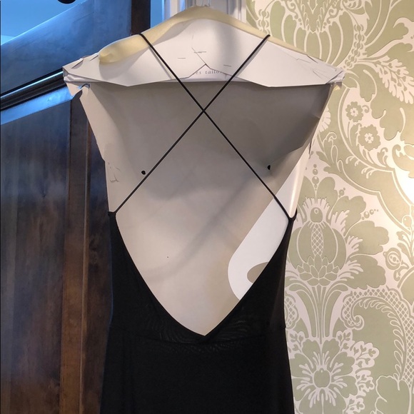 Simple and elegant black gown - Picture 4 of 4